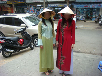 ベトナム　アオザイを着る三十路女